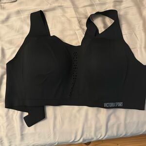 Victoria’s Secret sports bra Angel max 38D Victoria Sport with cut out detail